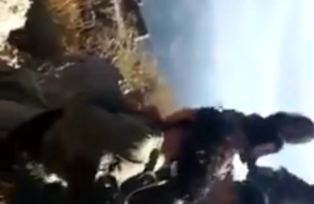 Τούρκοι εκτελούν Κούρδισσες μαχήτριες –Τις πετούν με κλωτσιές μέσα σε λάκκο (σκληρό βίντεο)